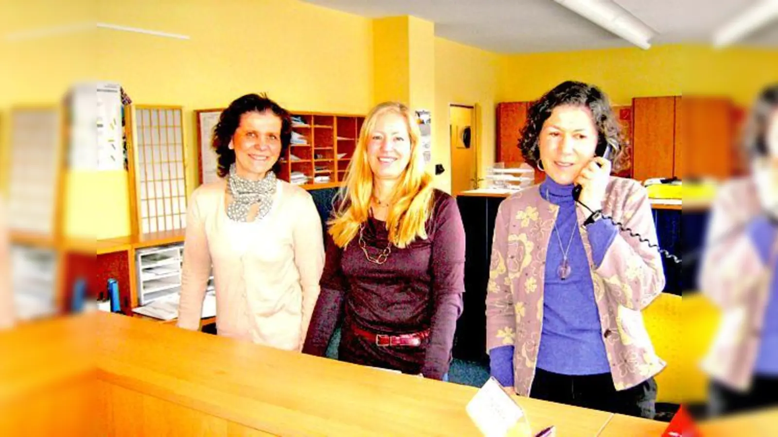 Ulrike Burggraf, Gabi Koller und Liane Neumann (v.l.) beraten bei der VHS  Vaterstetten ihre Kunden zu den neuen Angeboten.	 (Foto: mr)