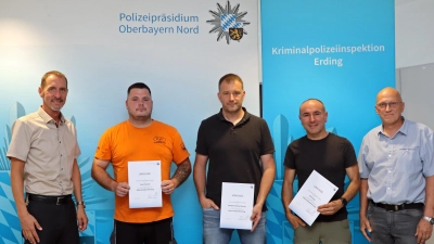Links Kriminaldirektor Thomas Weber (Leiter der Kriminalpolizei Erding), in der Mitte die drei einschreitenden Zeugen, rechts Erster Kriminalhauptkommissar Stefan Kühnel. (Foto: Polizeipräsidium Oberbayern Nord)