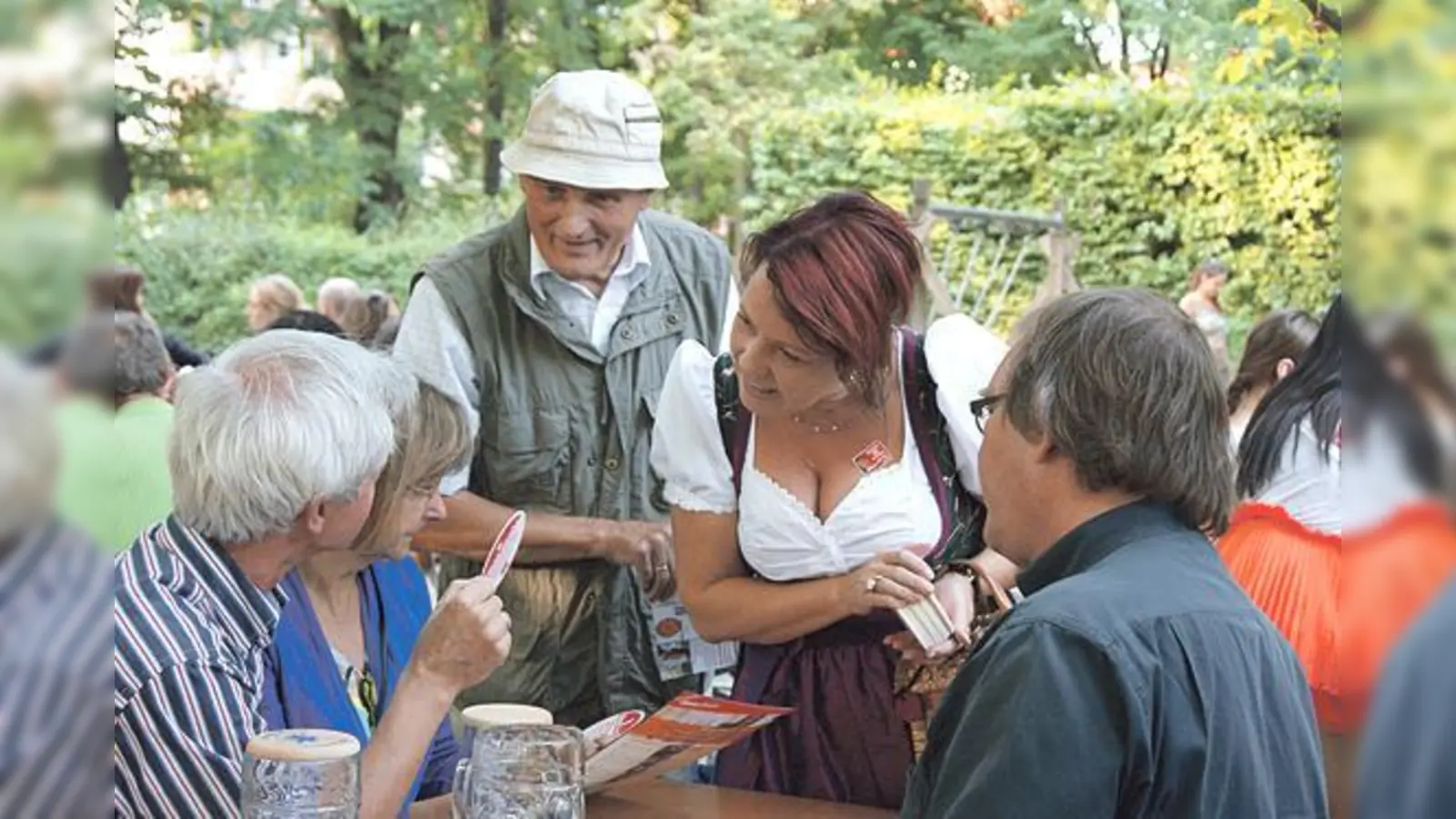 Diana Stachowitz im Gespräch mit Biergartenbesuchern.	 (Foto: Stachowitz)