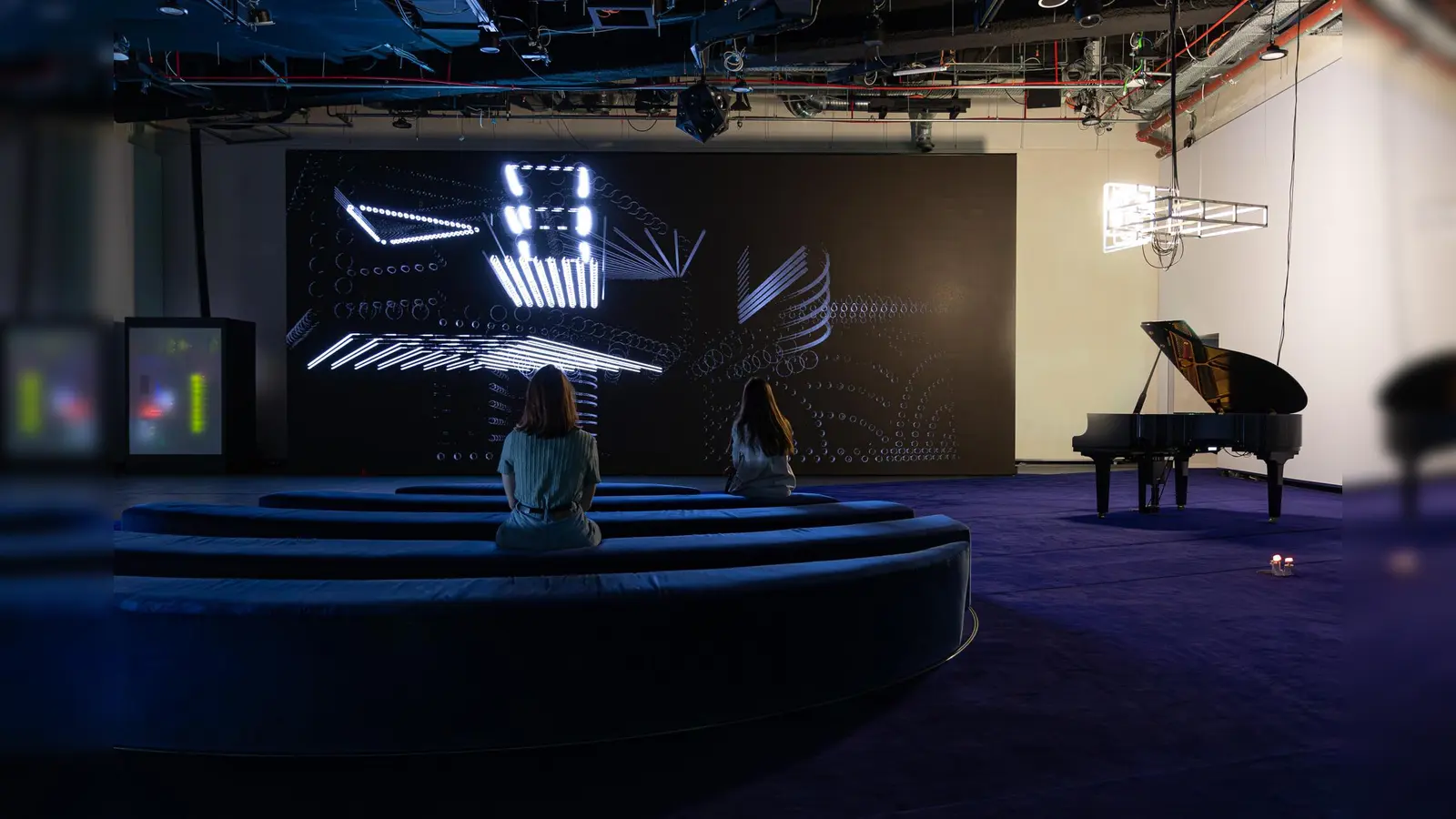 Der menschliche Körper tritt in „Voices” ständig in Dialog mit den Ausstellungselementen und wird selbst Teil der Ausstellung.  (Foto: © Adrian Deweerdt)