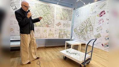 Jurymitglied Michael Gebhard stellte die Entwürfe im Nachtasyl vor. (Foto: pst)