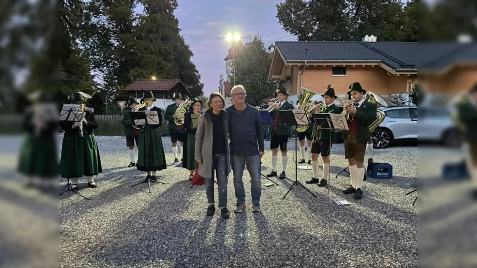 Wohlverdienter Ruhestand: Die Blaskapelle Pöcking spielte den Tierärzten Fries ein Abschiedsstandl. (Foto: privat)