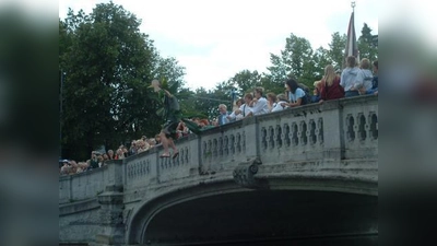 Höhepunkt an der Gerner Brücke: Der Wasservogel auf dem Weg in den Schlosskanal. (Foto: bb (archiv))