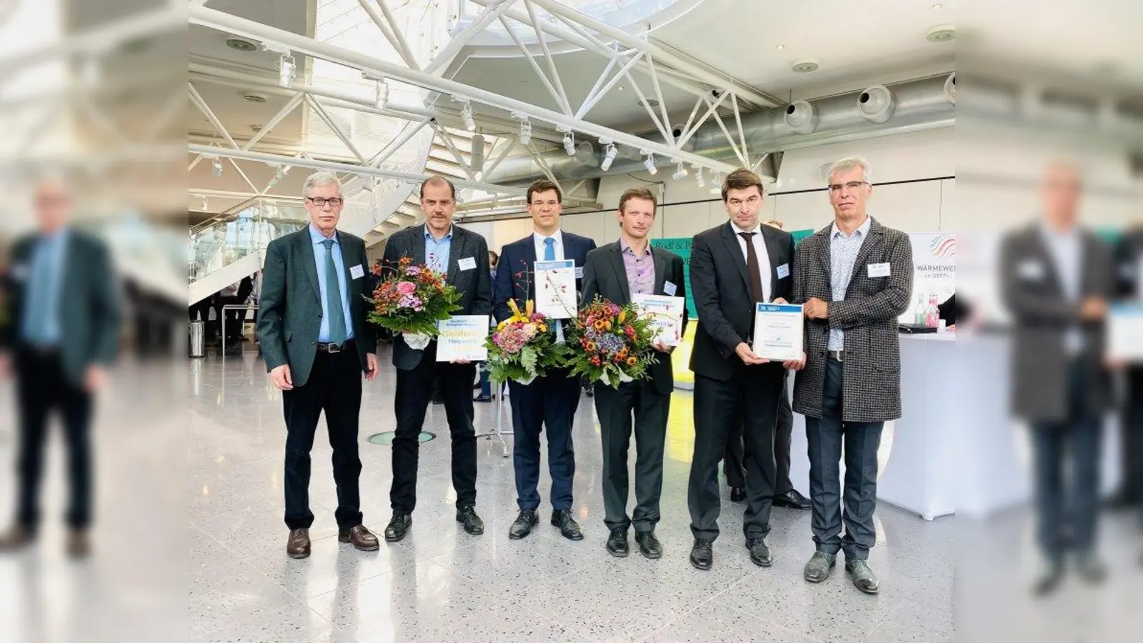 Dr. Dietfried Bruss (ganz rechts) und Franz Barenth (2. von links) nahmen für das SWM Geothermie-Team an der Preisverleihung beim Praxisforum Geothermie teil. Zudem im Bild (v.l.): Jörg Uhde (Pfalzwerke geofuture), Matthäus Irl, Andreas Utz (Geothermische Kraftwerksgesellschaft Traunreut) sowie Dr. Jochen Schneider (Enerchange). (Foto: Marc Fernandez)
