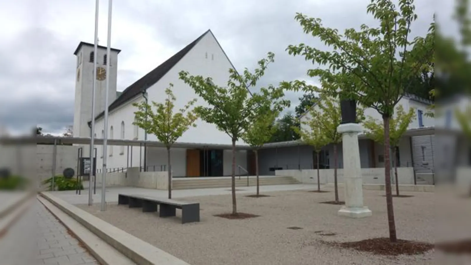 2014 wurde der Vorplatz der Kirchengemeinde Rosenkranzkönigin umgestaltet und präsentiert sich seitdem sehr modern.  (Foto: VA)