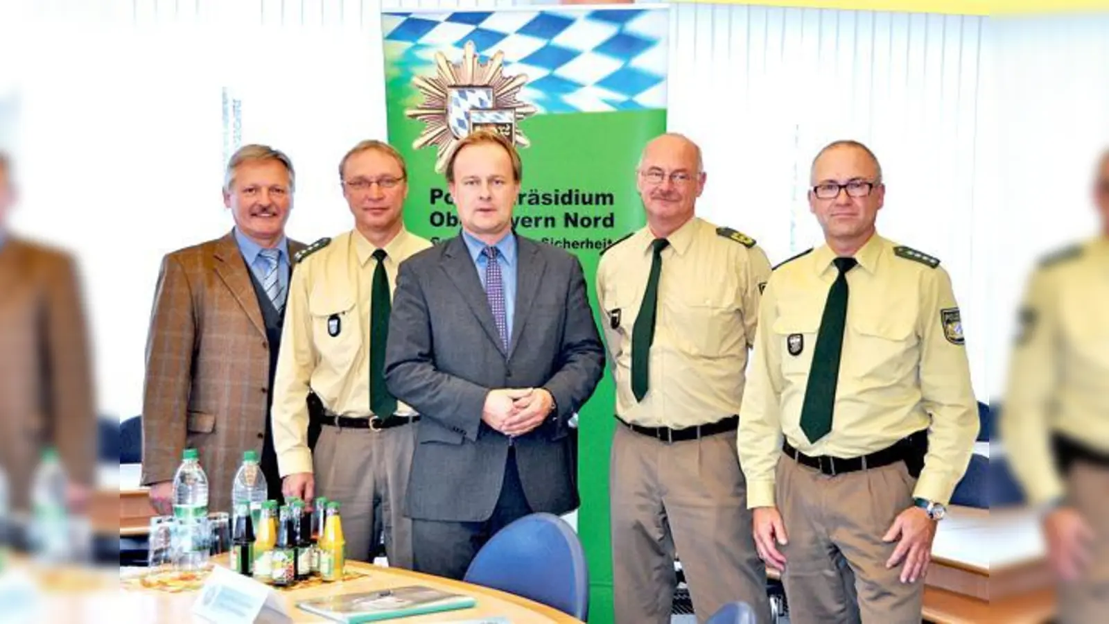Peter Kammerer (Leiter Präsidialbüro Bayern Nord), Helmut Hintereder (Leiter PI Poing), Bürgermeister Robert Niedergesäß, Polizeipräsident Walter Kimmelzwinger u. Peter Wagner (Leiter Polizeistation Vaterstetten) gaben Auskunft zur Umstrukturierung.  (F: sf)