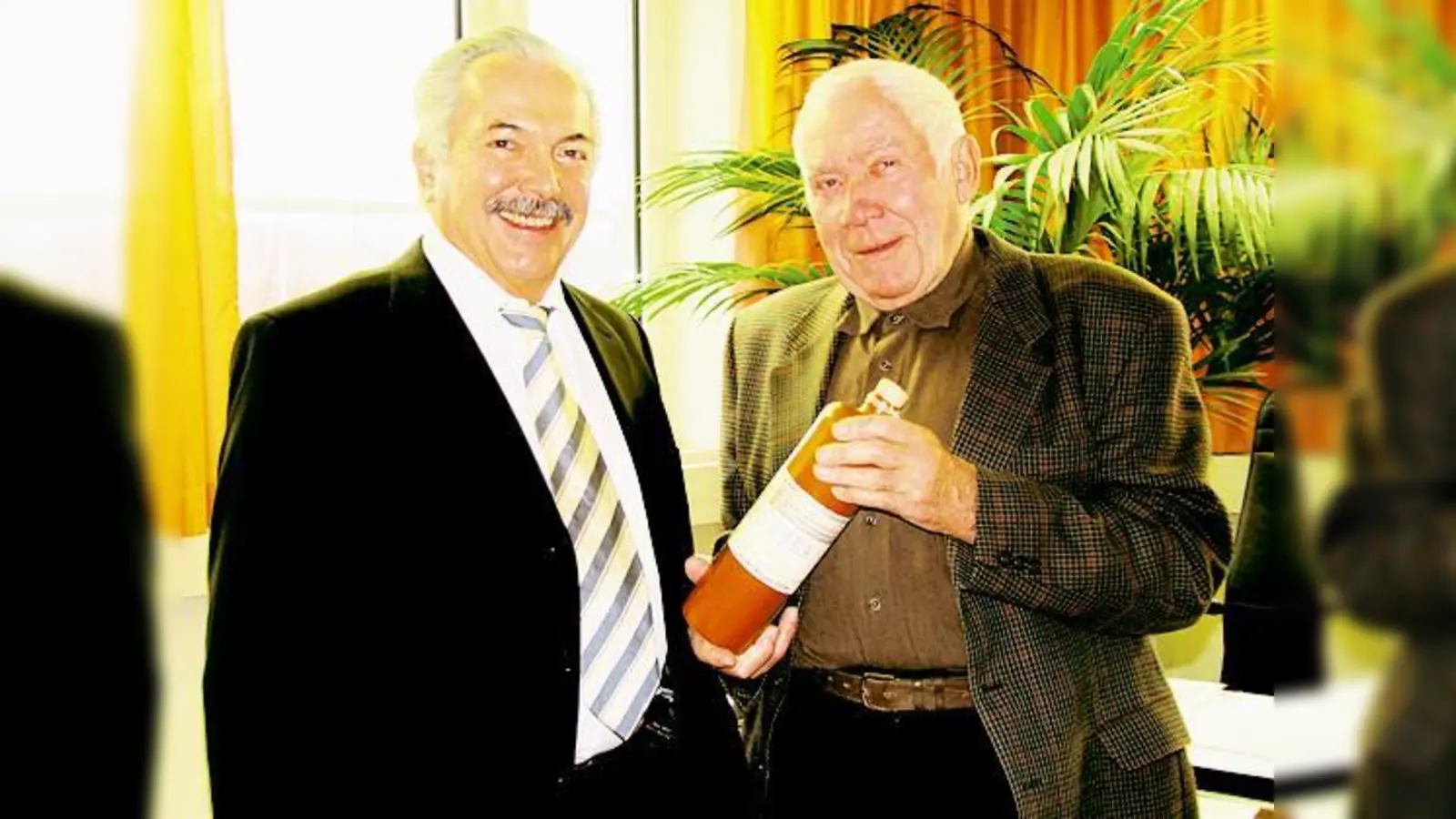 Bürgermeister Rolf Zeitler (links) war der erste, der eine Kostprobe des »Jubiläumsliquers« von Wolfgang Christoph erhielt. 	 (Foto: Privat)