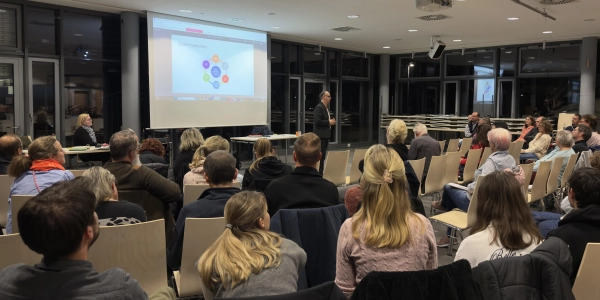 In großer Runde planen die Unterschleißheimer bei den Workshops ihr Zamma-Festival. (Foto: Ann-Kristin Höger)