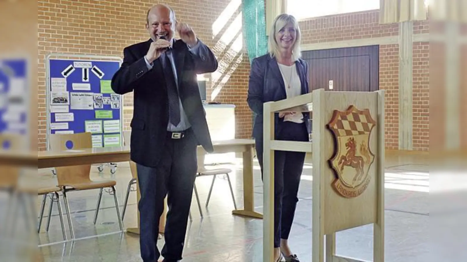 Ulrike Scharf mit dem Schuldirektorder Herzog-Tassilo-Realschule in Erding, Michael Altmann.  (Foto: Ehm)