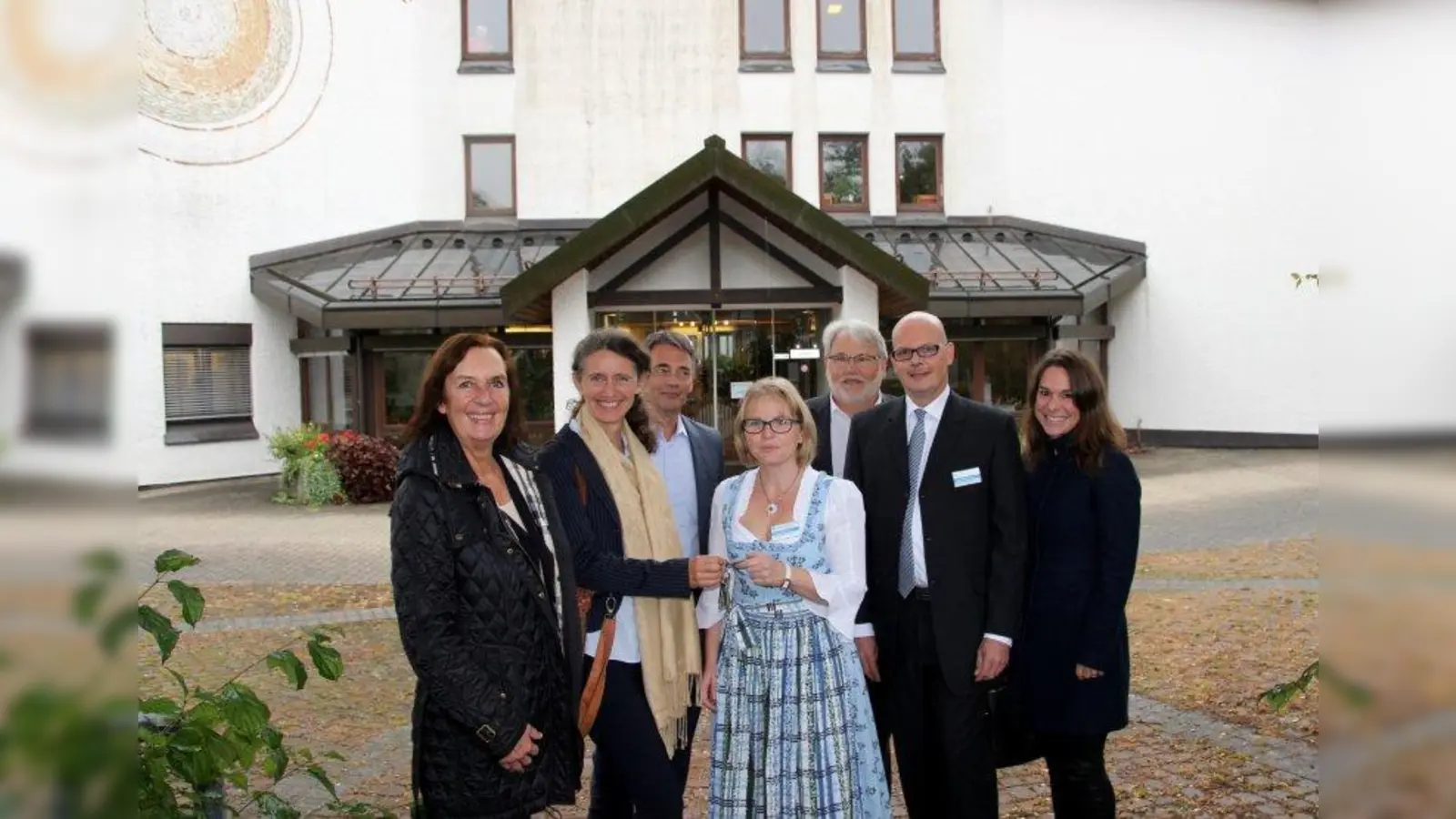 Mit einer symbolischen Schlüsselübergabe zwischen Gemeinde und Heimführung ist der Betriebsübergang im Rudolf-und-Maria-Gunst-Haus besiegelt. V.l. Bauamtsleiterin Elisabeth Breiter, Bürgermeisterin Uta Wüst, Rathaus-Geschäftsleiter Ulrich Seyfferth, Heimleiterin Yvonne Stierstorfer, die RMG gGmbH-Geschäftsführer Hartmut Joithe und Michael Settgast sowie Rathaus-Mitarbeiterin Petra Hierl-Schmitz. (Foto: us)