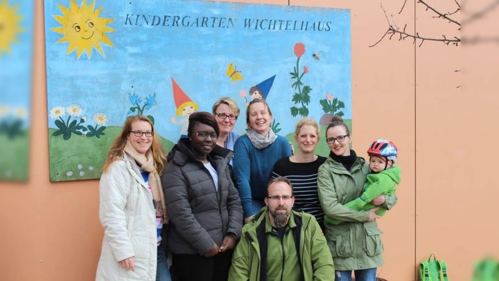 Der neu gewählte Elternbeirat im Wichtelhaus in Gilching veranstaltete bereits viele tolle Aktionen. So lockten sie zum Beispiel mit Weißwurst und Brezn zahlreiche Väter zu einem Papafrühstück in den Kindergarten. (Foto: Wichtelhaus)