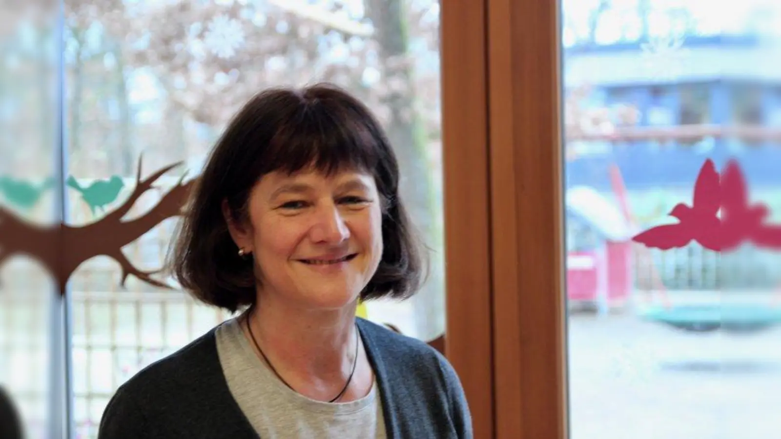 Christine, seit 13 Jahren im Kinderhaus Krailling beschäftigt: „Schon meine Kinder wurden hier vorzüglich betreut. Und auch ich shätze die tolle Atmosphäre und das gute Miteinander unter den Kollegen.” (Foto: us)