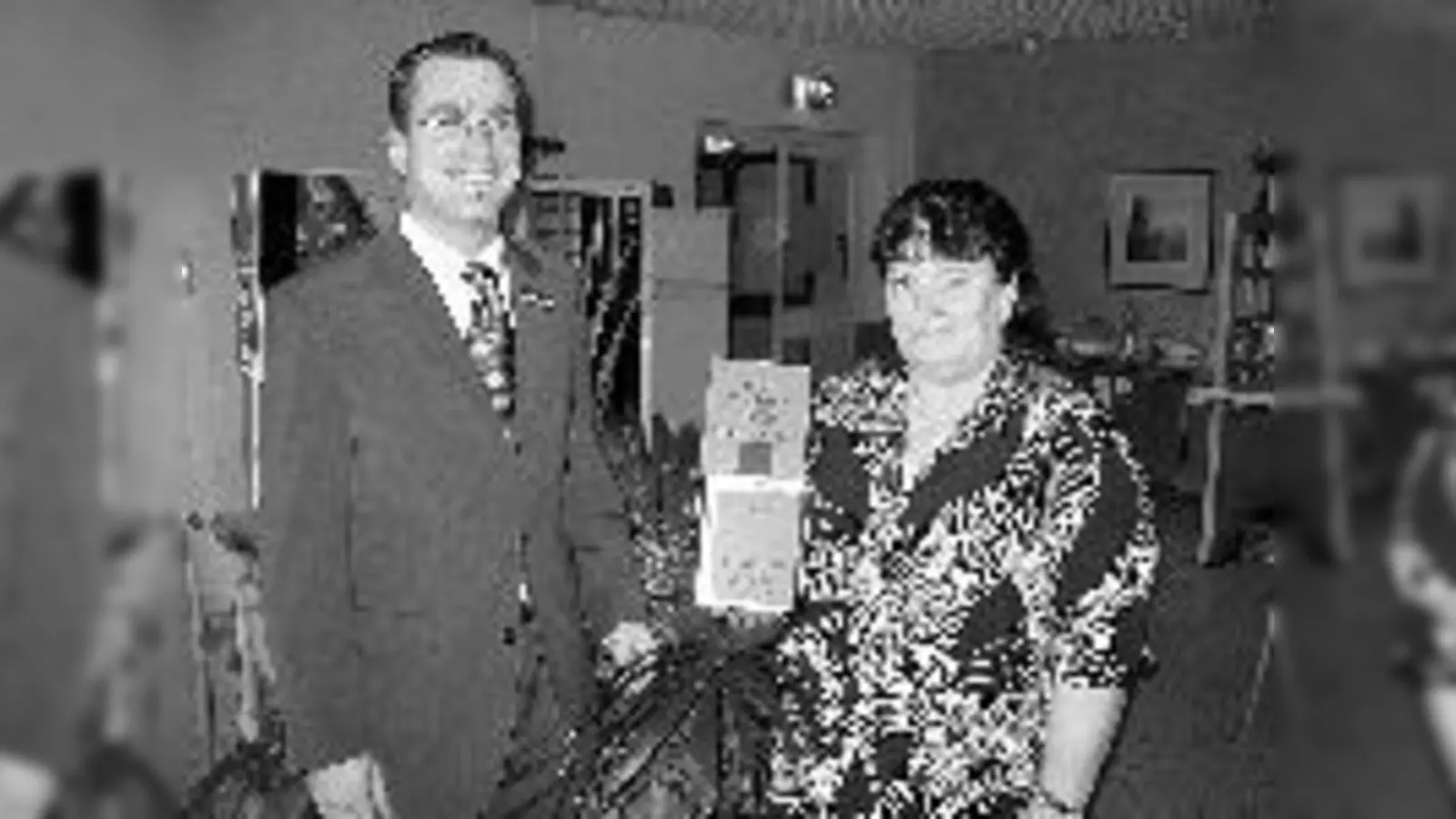 Frau Weinsteiger, Initiatorin der Spendenaktion, mit ihrem Chef, dem Geschäftsführerassistent Herr Heinzmann.	 (Foto: Kaufhof)