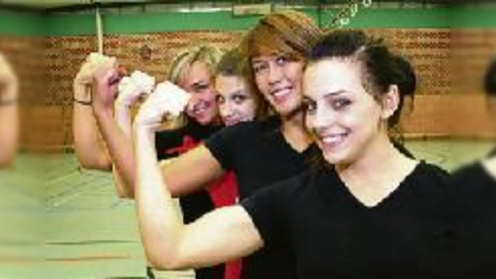 Sind sie zu stark bist du zu  (Foto: Die Frauen der Feldkirchener »Dynasty Cheers« suchen in sportlicher Hinsicht tatkräftige männliche Unterstützung.)