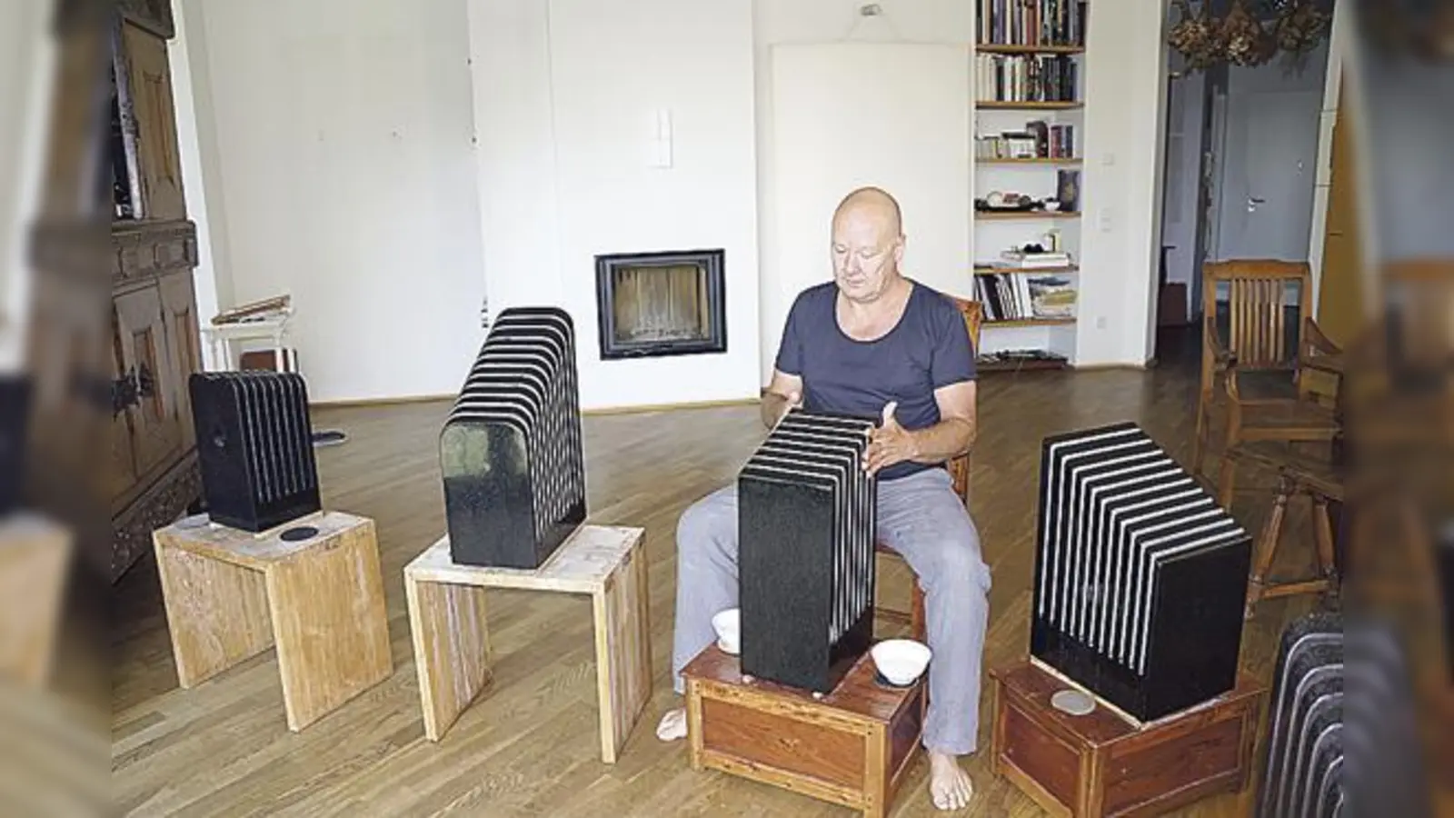 Christoph Nicolaus lädt am 22. Oktober wieder zum »Klang im Turm« ein und wird dabei wieder auf der Steinharfe spielen.	 (Fotos: hw)