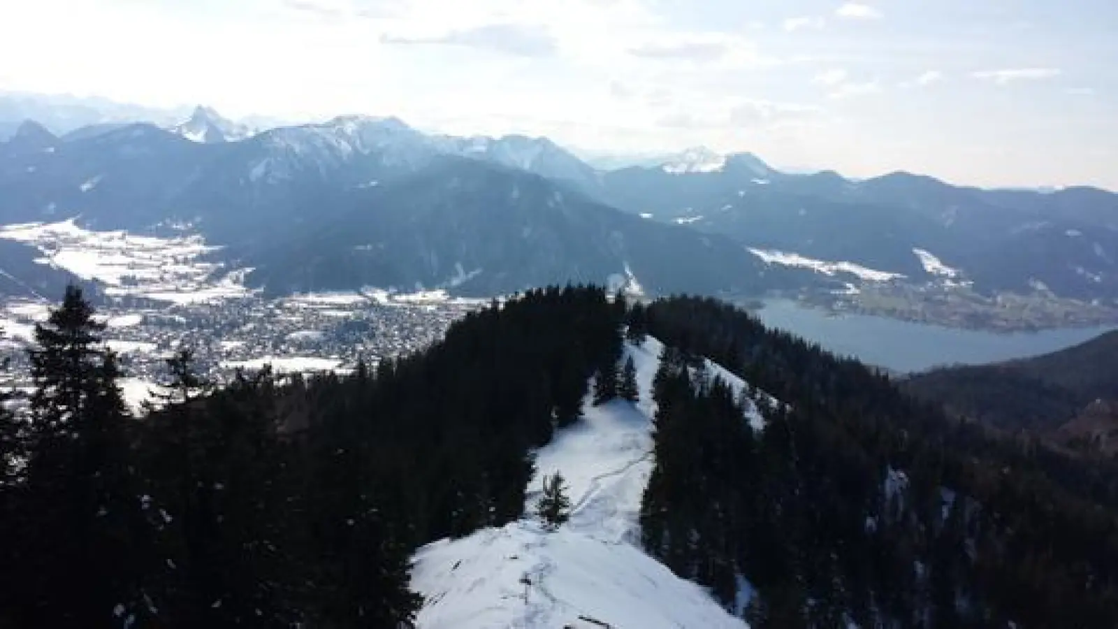 Die tolle Aussicht von der Baumgartenschneid reicht über das gesamte Tegernseer Tal. 	 (Foto: Stefan Dohl)