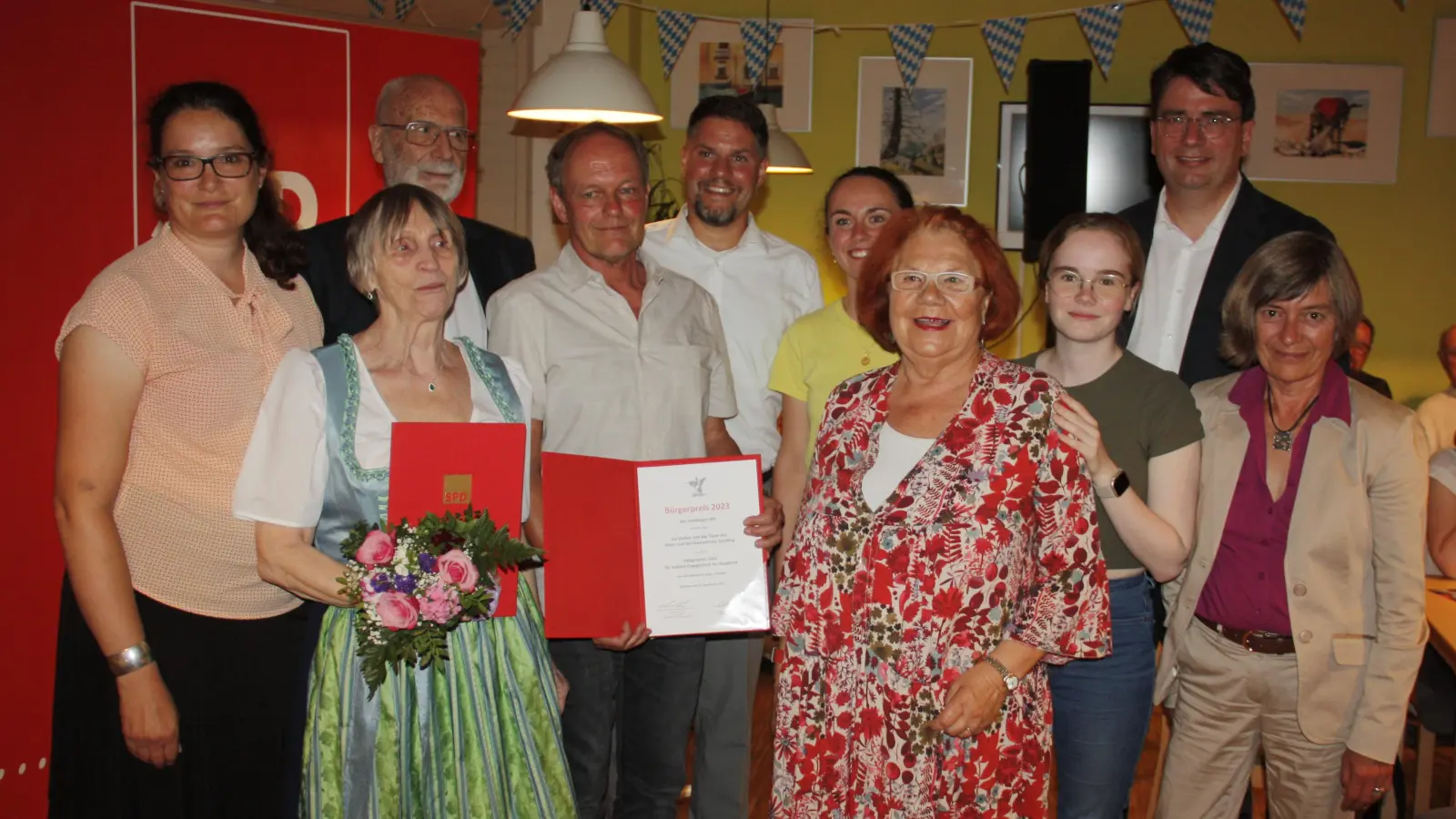 Verleihung des Bürgerpreises (von links): Louisa Pehle (Fraktionsvorsitzende der SPD im Bezirksausschuss), Günter und Erika Stark, ASZ-Leiter Kai Weber, Sendlings SPD-Vorsitzender Markus Lutz, vom ASZ-Team Anna Kunkel, Maria Trachsel und Leah Gray sowie MdL Florian von Brunn und Bezirksrätin Helga Hügenell. (Foto: job)