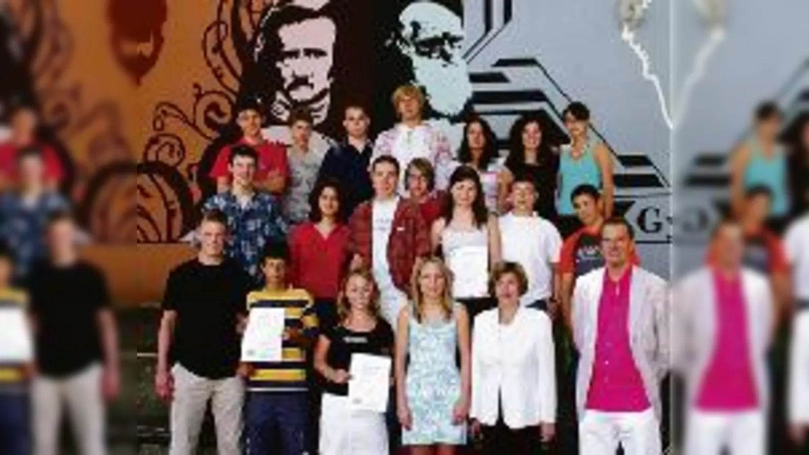 Es gab dafür zwar nur Urkunden und 75 Euro für alle, aber die 10 k des Gisela-Gymnasiums samt Direktorin Marianne Achatz (vorne, 2.v.re.) und Lehrer Michael Markard (vorne, ganz rechts) sind stolz auf ihren ersten Platz. 	 (Foto: ms)