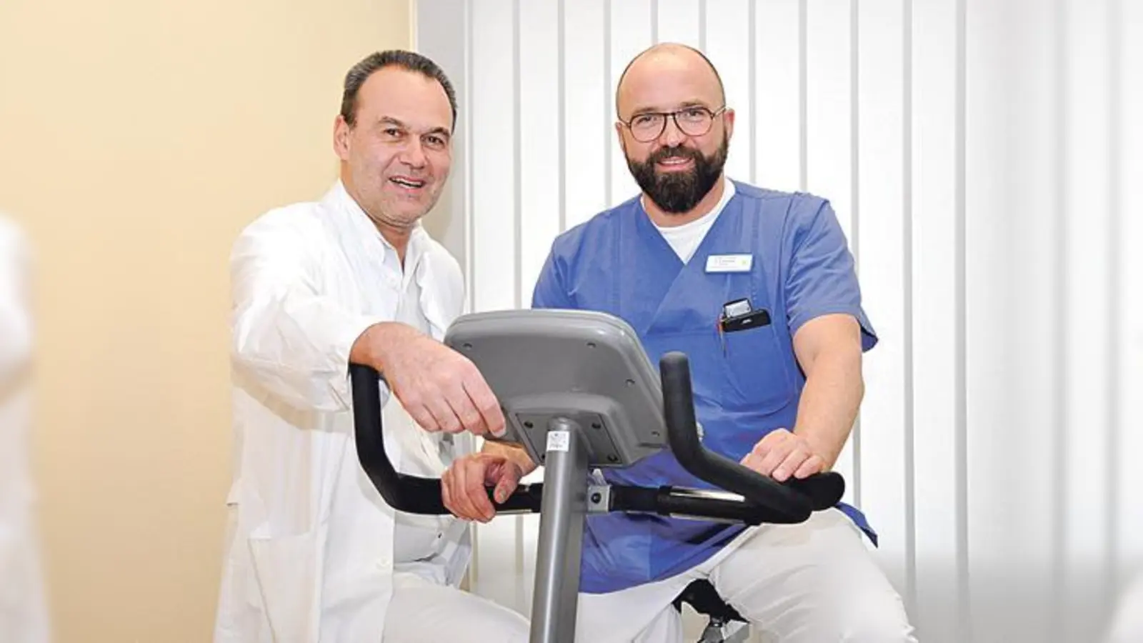 Bevor die neue Radlsaison beginnt, kann man schon mal auf dem Ergometer trainieren, wie Dr. Klaiber und Dr. Schilling (v. li.) demonstrieren. 	 (Foto: kk/sf)