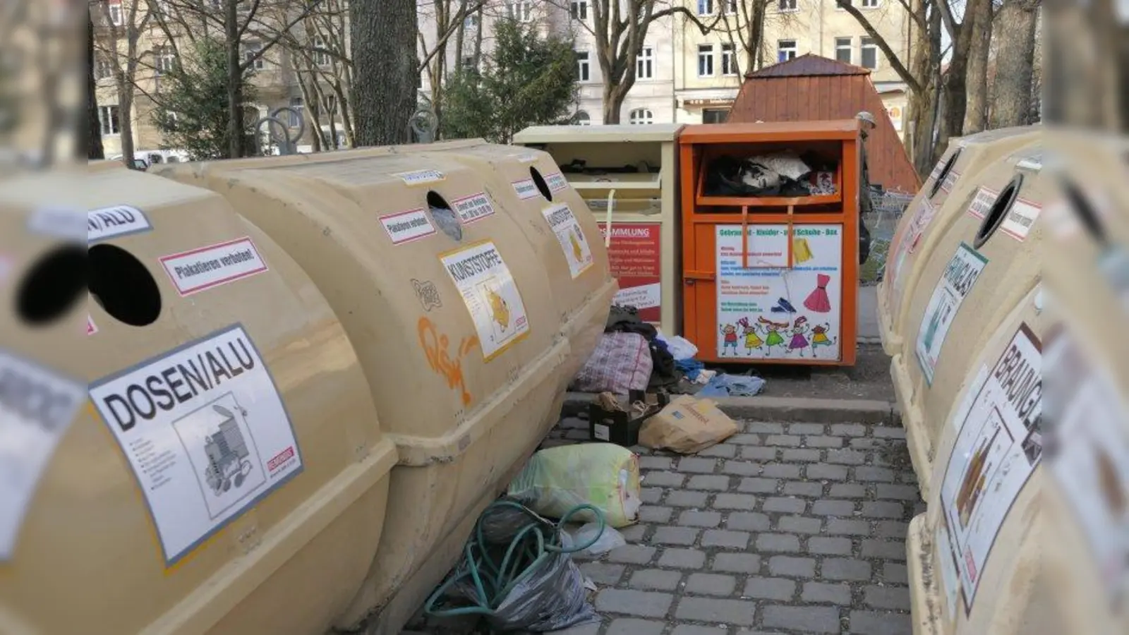 „Die Ratten freuen sich auch”: Eine Anwohnerin des Gollierplatzes hat sich über den Zustand der Wertstoffinsel beschwert. Fast täglich muss sie von Unrat befreit werden. (Foto: ds)