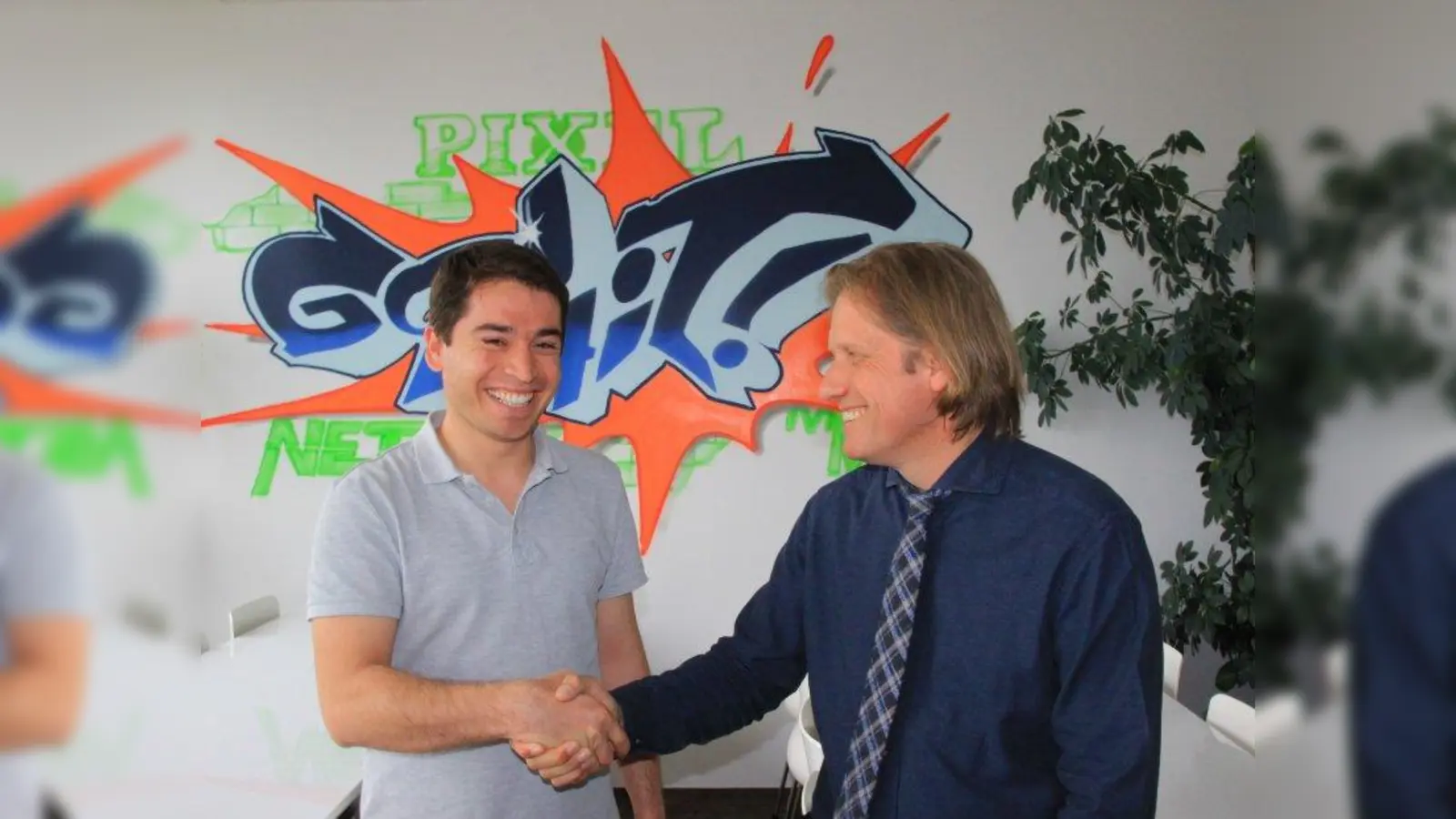 Vom Flüchtling zum Vollblutprogrammierer: Pixel-Geschäftsführer Simon Ashdown (r.) heißt den Syrer Ferad Ahmad im Pixel-Team herzlich willkommen. (Foto: us)