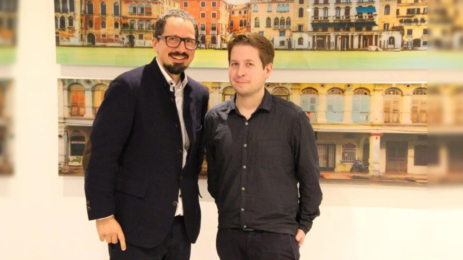 Bernhard Goodwin (links), Bürgermeisterkandidat der SPD Karlsfeld, zusammen mit Kevin Kühnert, dem stellvertretenden SPD-Bundesvorsitzenden. (Foto: sb)