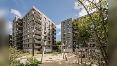 Die Grassinger Emrich Architekten GmbH erreichte Platz zwei in der Kategorie „Bauen im Bestand“ mit einem Projekt zur seriellen Sanierung und Aufstockung zweier Wohngebäude in Obermenzing. (Foto: Thilo Härdtlein)