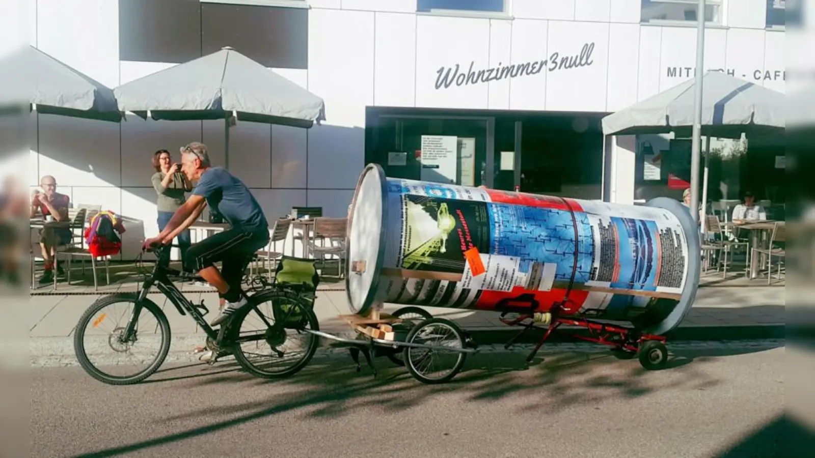 Wenn Michael Lapper mit seiner mobilen Litfaßsäule in der Messestadt unterwegs ist, entspinnt sich so manches Gespräch mit Passanten. Jetzt zeigt der Künstler eine Ausstellung im Kopfbau. (Foto: Michael Lapper)