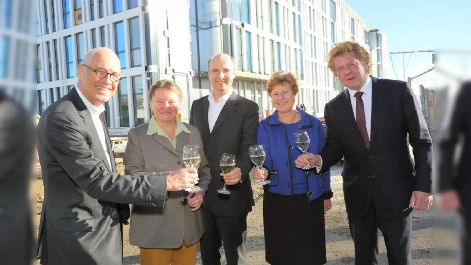 Vor dem Neubau: Architekt Alf Prasch, Grünen-Landtagsabgeordnete Susanna Tausendfreund, Imtech-Geschäftsführer Felix Colsman, Bürgermeisterin Annemarie Detsch sowie Bauherr und Projektentwickler Ludger Inholte (v.l.). (Foto: pi)