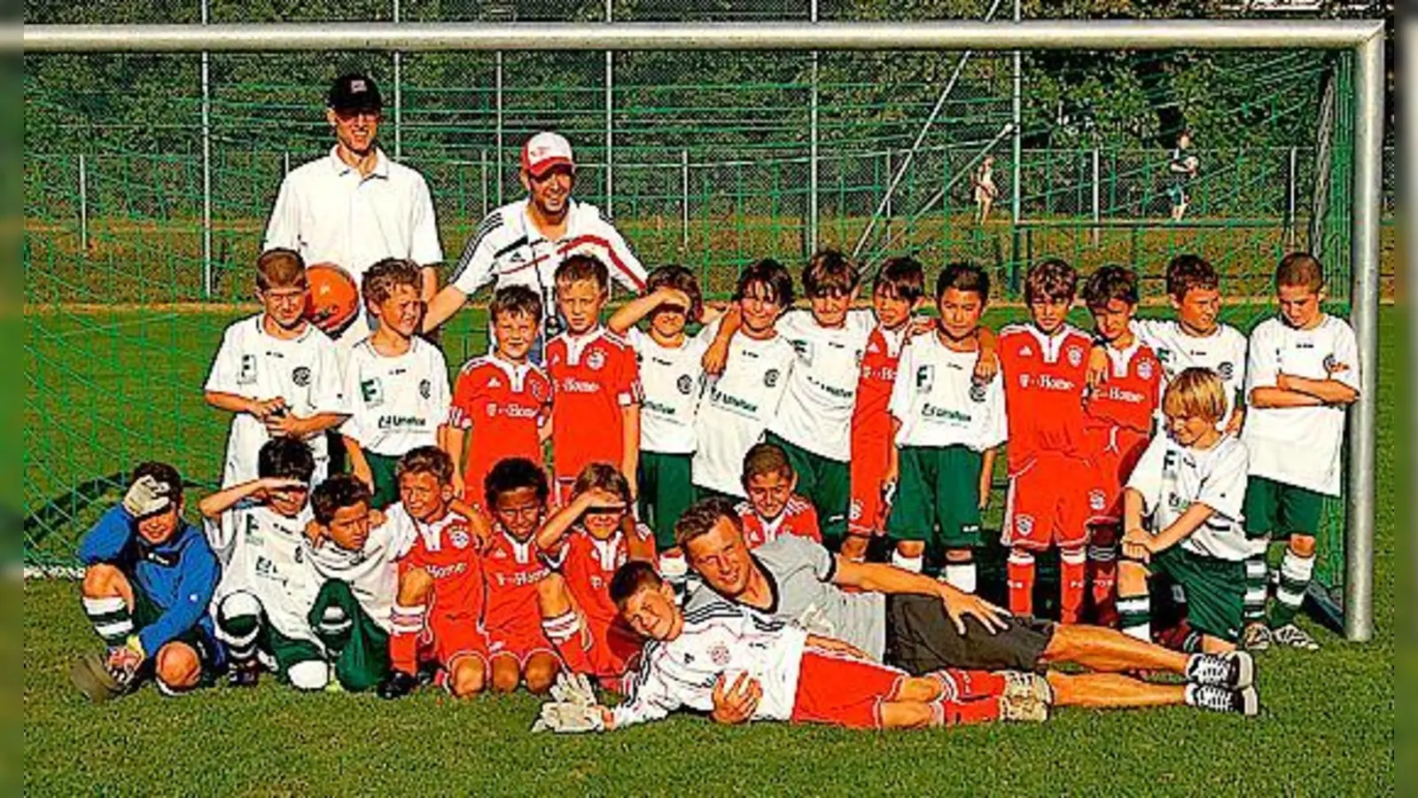 Stargast in Berg am Laim: Ivica Olic (liegend) im Kreise der Jungs.	 (Foto: VA)
