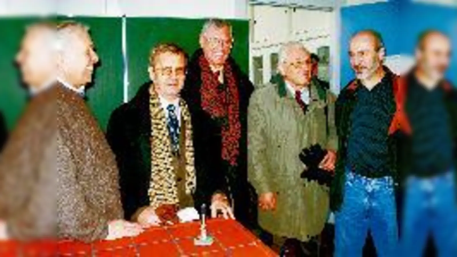 Albert Schmöller, Werner Oberfichtner und Erich Gottfried kennen das Gisela-Gymnasium aus ihrer eigenen Schulzeit. Sie und andere Ehemalige kamen auf Initiative von Ulrich Geyer (v. li.)  wieder.	 (Foto: aw)