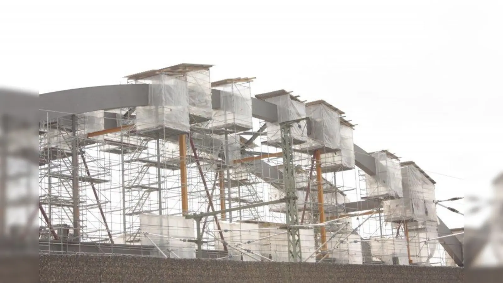 Die Stabbogenbrücke ist 16 Meter hoch. (Foto: job)