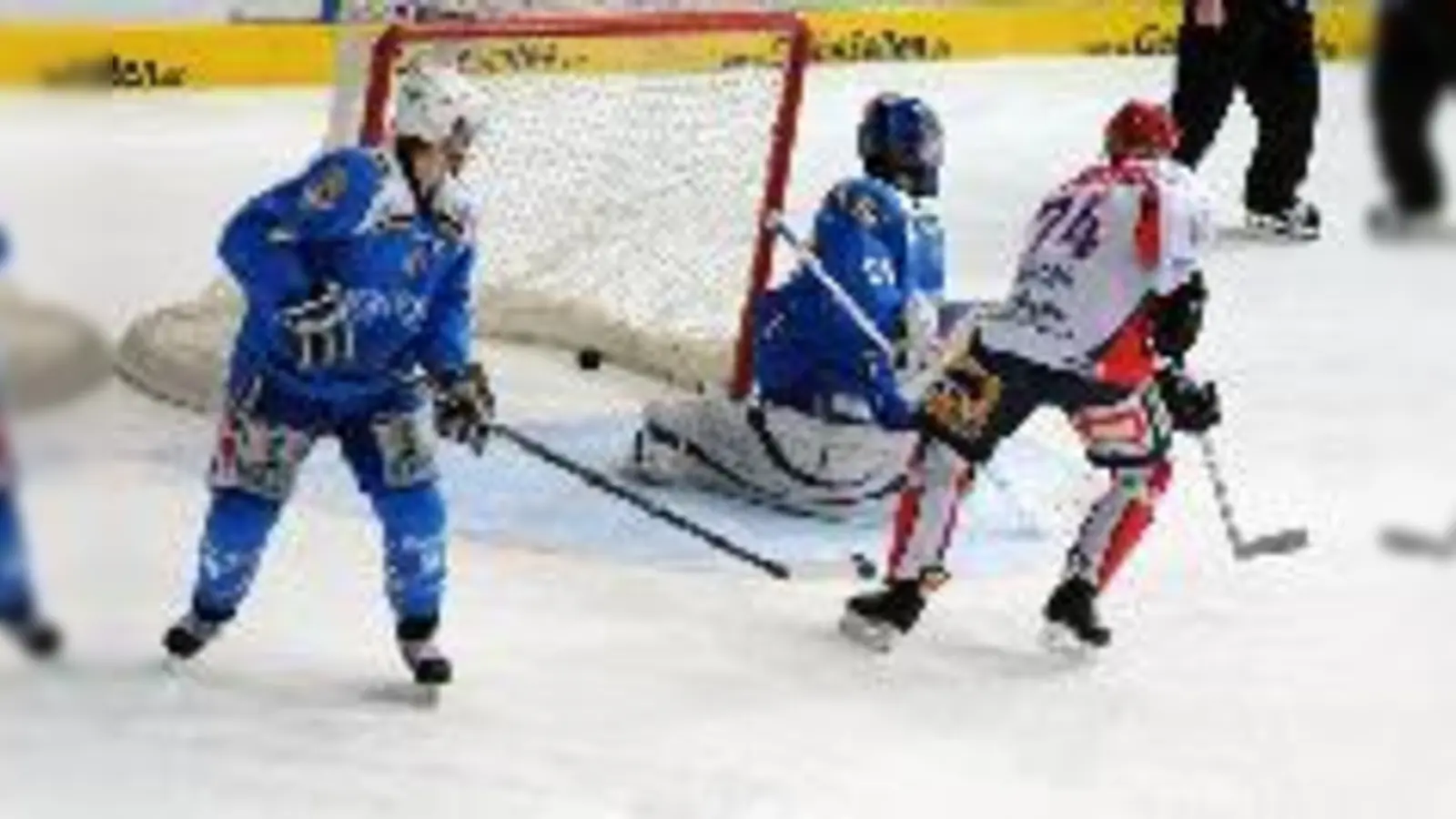 Dreimal musste Sebastian Elwing im Schlussdrittel gegen Freiburg hinter sich greifen.	 (Foto: Heike Feiner)