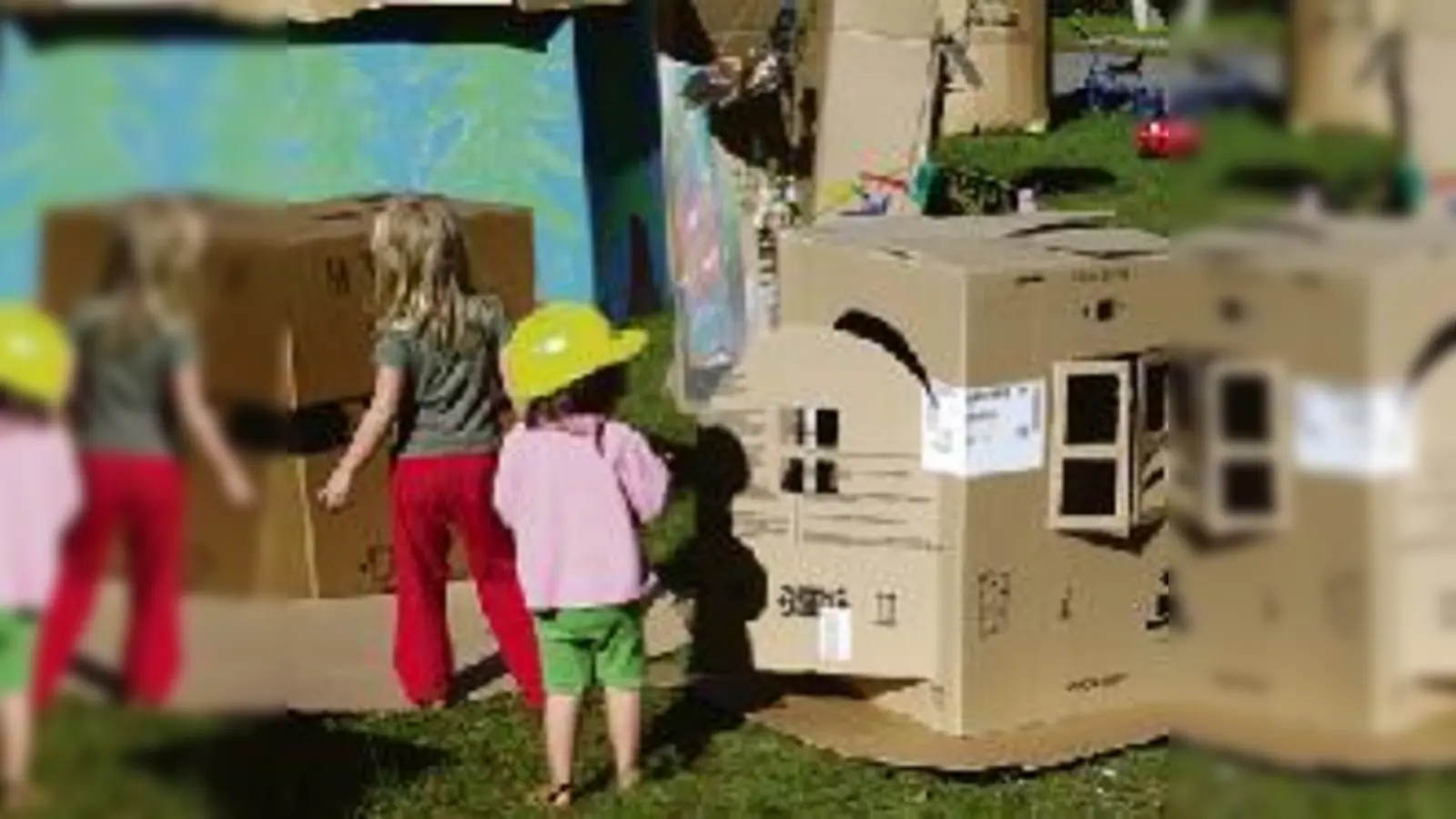 Aus einfachsten Mitteln basteln Kinder ab Freitag Burgen und Schlösser.	 (Foto: VA)