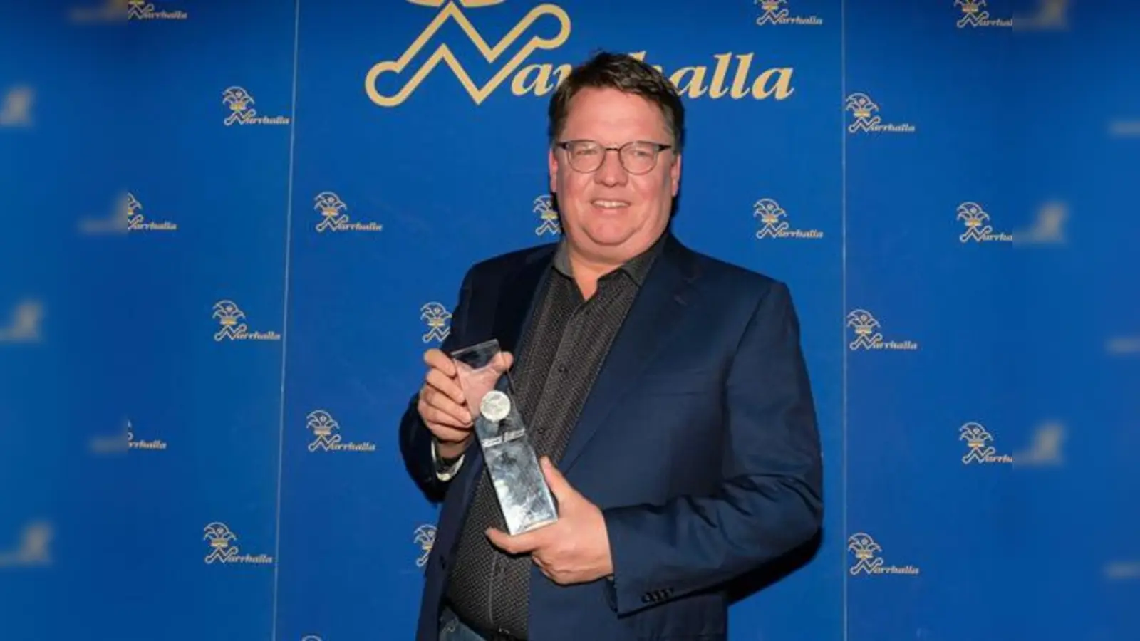 Kabarettist Helmut Schleich mit der Auszeichnung, dem Sigi-Sommer-Taler 2018.  (Foto: Robert Bösl)