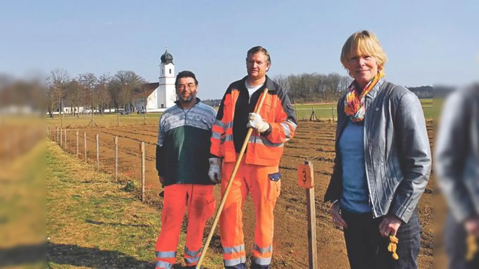 Die Vorbereitungen für die Krautgartensaison sind abgeschlossen, jetzt kann es losgehen. Es freuen sich Bürgermeisterin Ursula Mayer und Georg Schneider und Roman Meier vom Bauhof. 	 (Foto: VA)