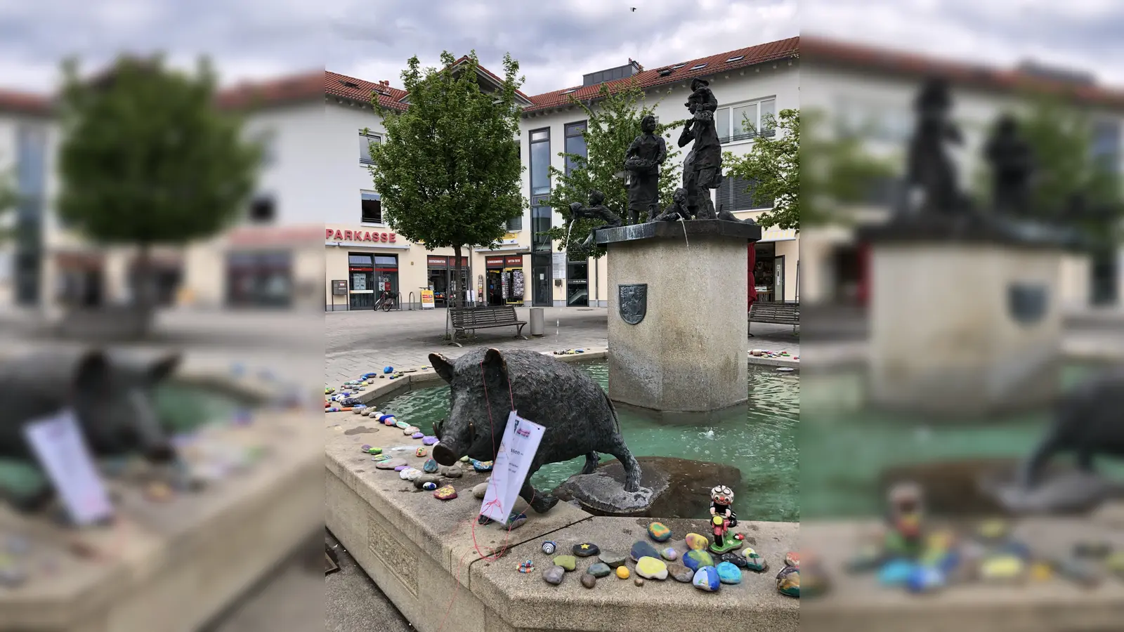 Viele bunt bemalte Steine zieren den Gemeindebrunnen am S-Bahnvorplatz in Sauerlach. Es ist noch Platz für weitere Werke. (Foto: hw)