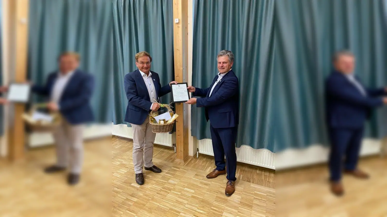 Für über 30 Jahre Engagement als Gemeinderat erhielt Hans Friedl (links) von Bürgermeister Stefan Joachimsthaler eine Urkunde, einen Korb mit Köstlichkeiten und einen Gutschein für die Allinger Gastronomie. (Foto: Gemeinde Alling)