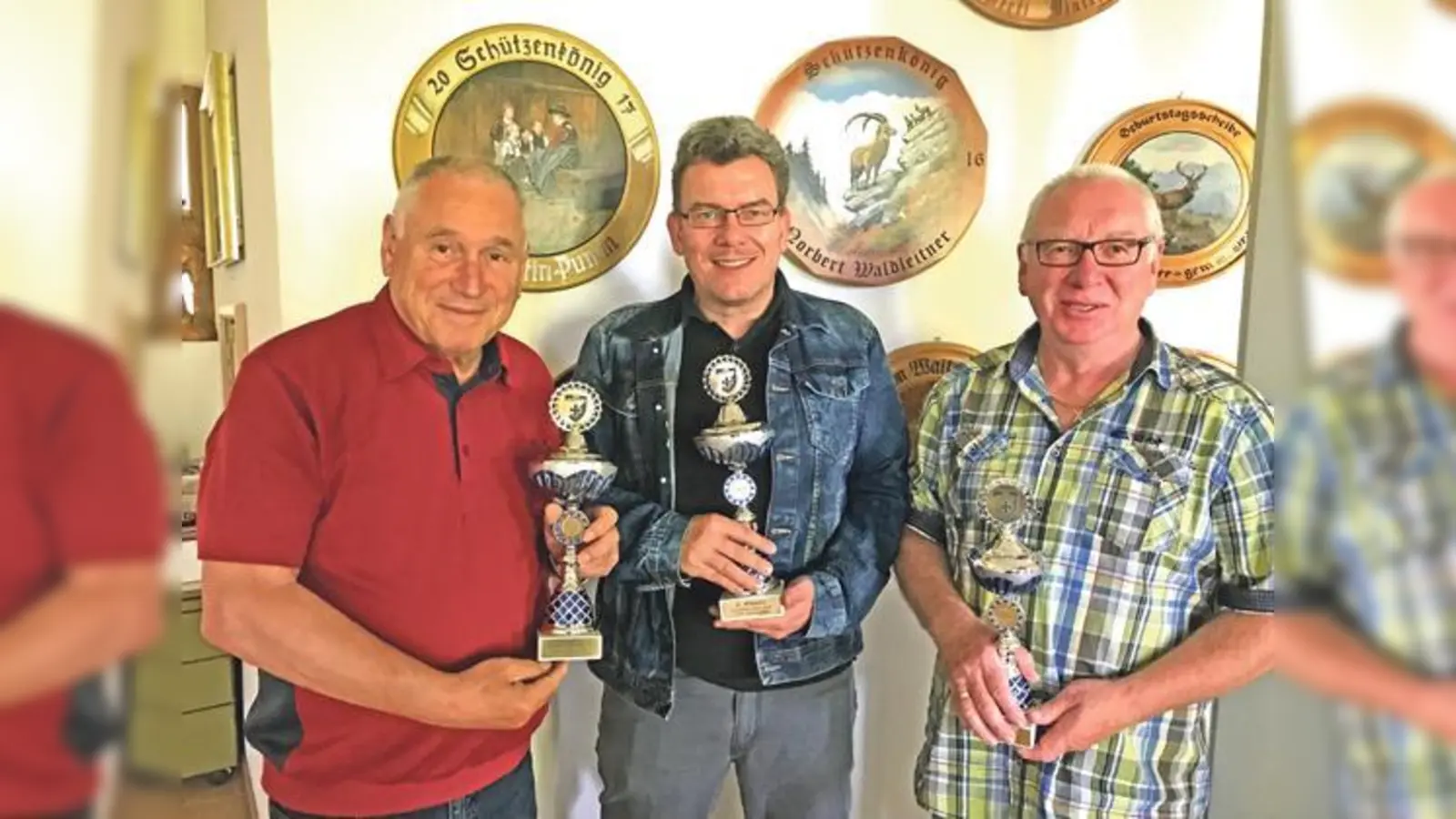 Tagessieger Peter Ruppert (Bildmitte) mit Peter Fleischer (links) und Lothar Seiler (rechts).	 (Foto: SKK Ebersberg)