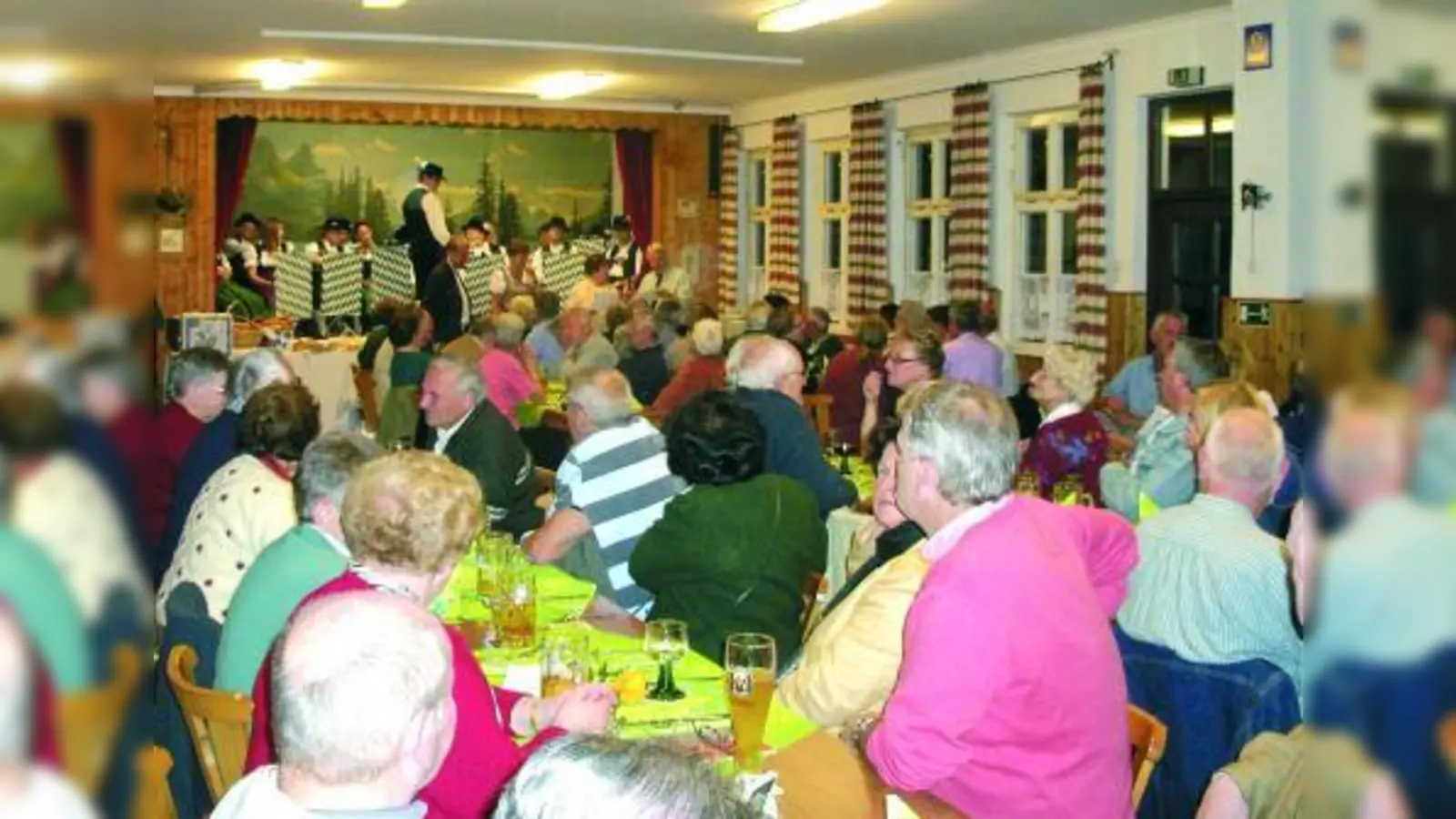 Zur Begrüßung erwarteten die 50 französischen Gäste im Vereinsheim in Allach Blasmusik und ein reichhaltiges, selbst gemachtes Buffet. (Foto: Joachim Hospe)