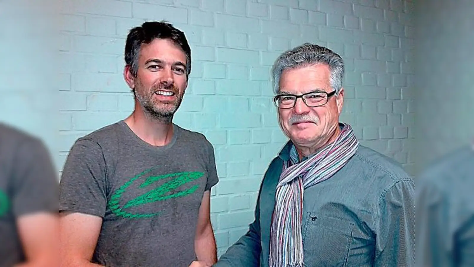 Geatan Vetois ist bei den Freizeit-Volleyballern. Gerhard Walz hat ihn begrüßt.	 (Foto: VA)