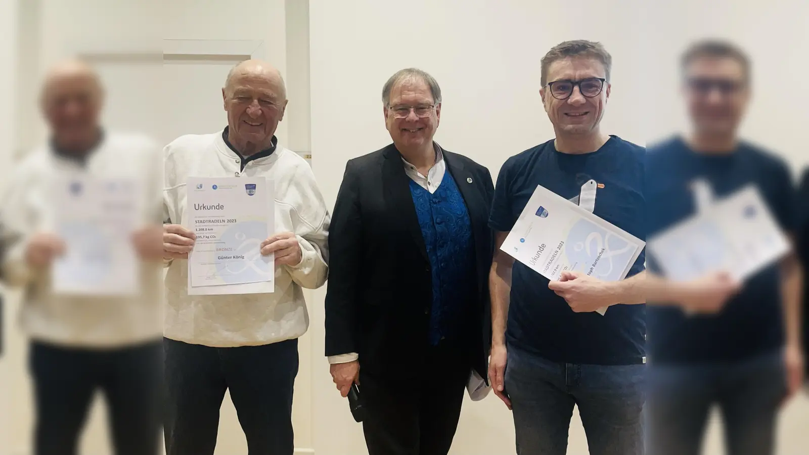 Bürgermeister Wolfgang Panzer (Bildmitte) übergab an Christoph Bartoscheck (r.) und Günter König (l.) die Urkunden der Gemeinde.  (Foto: hw)