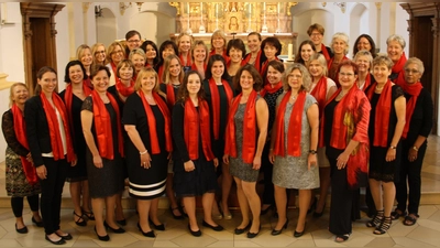 Mitreißende Rhythmen präsentieren die Sängerinnen des Michaelichors Perlach in der Gospelmesse in St. Michael Perlach. (Foto: MC)