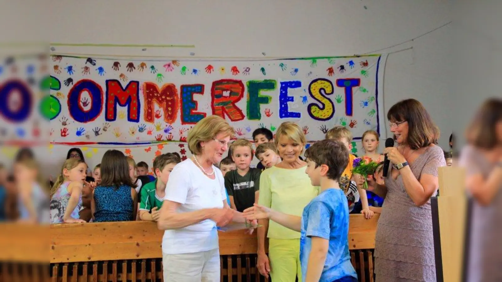 Gertrud Ziegler bekam den Kleinen Schererpreis für ihre allmorgendliche Mithilfe beim kostenlosen Schulfrühstück. Laudatorin Uschi Glas von BrotZeit e.V. und Rektorin Anita Bock (v.l.) gratulierten als erste. (Foto: us)