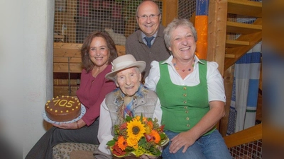 Alles Gute zum Geburtstag! (von links): Tochter Irene Hausinger, die Jubilarin Ottilie Hausinger, Bürgermeister Christian Schiller und Tochter Christine Ruschler (Foto: Gemeinde Herrsching)