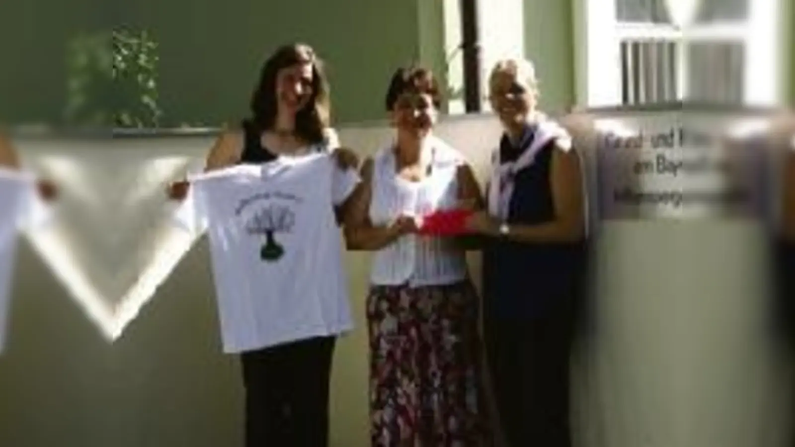 Übergaben die Spenden an Anja Rüttermann, Stifterin von OrphanAid Africa (1.v.r.): Andrea Neldner (1.v.l.), Elternbeirätin, und Monika Reichel, Vorsitzende Elternbeirat  ((Mitte).Foto: Privat)