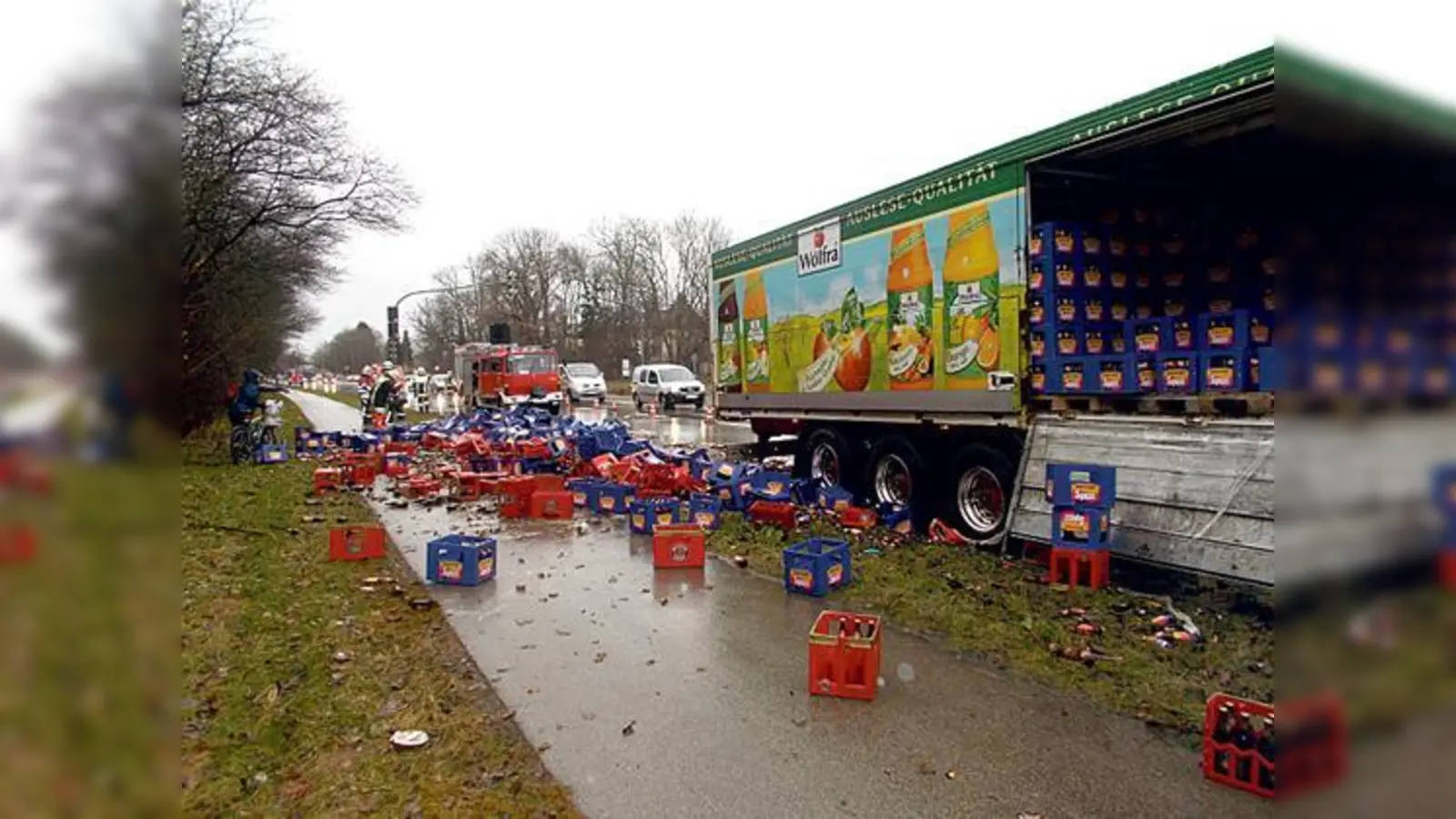 Sattelzug verliehrt beim Abbiegevorgang auf der Bundestraße 304 seine Ladung.	 (Foto: PI)