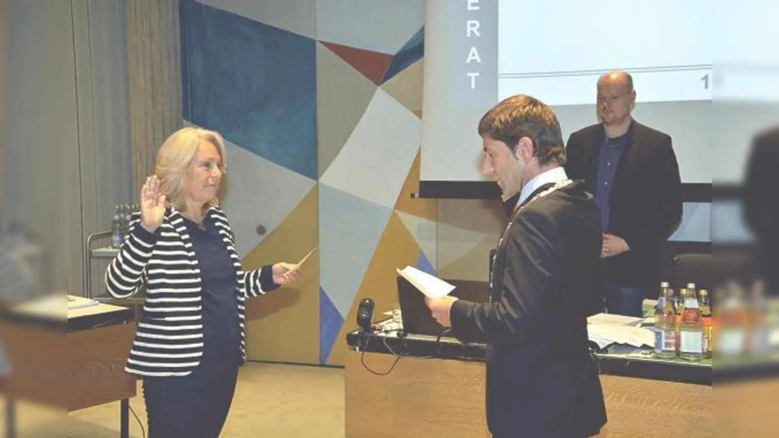 Gisela Fischer legt bei Bürgermeister Andreas Kemmelmeyer den Eid ab.	 (Foto: Gemeinde Unterföhring)