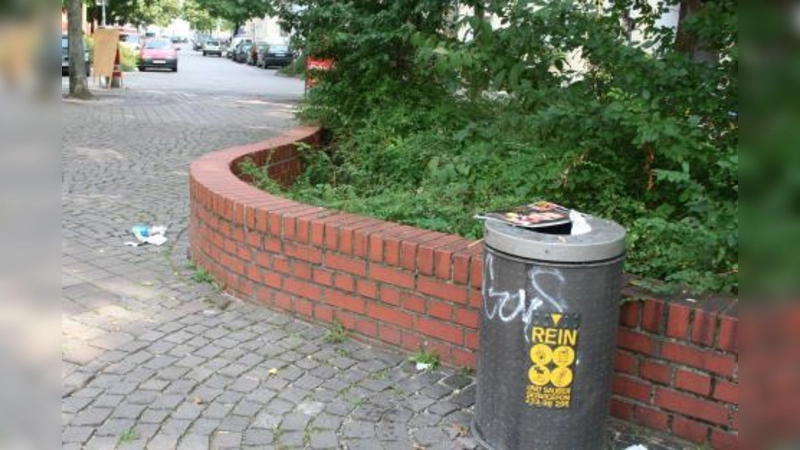 „Rein und sauber” soll es am Heimeranplatz sein. Doch die Abfallkörbe sind allzu häufig total überfüllt. (Foto: tg)