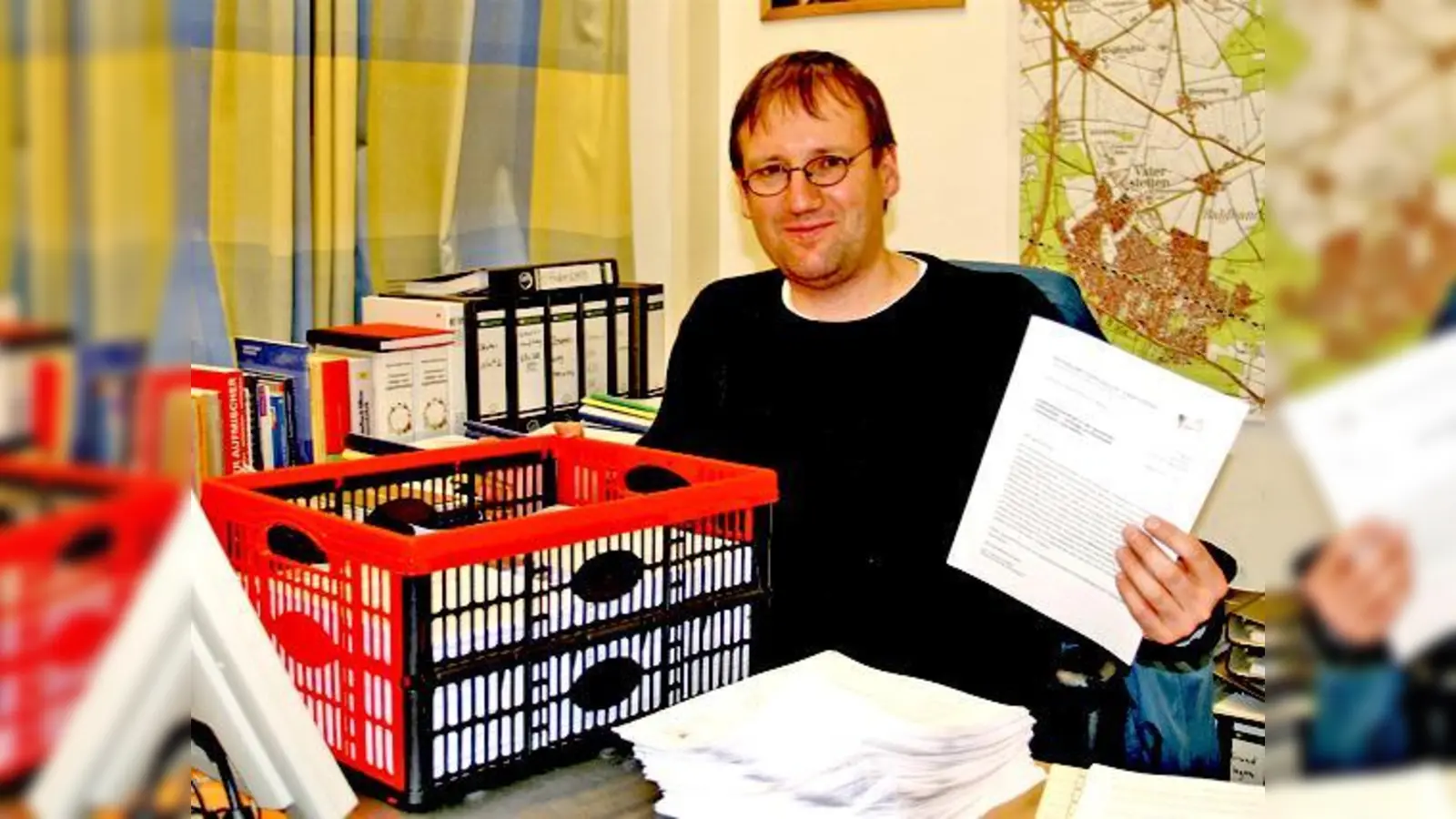 Jörg Cordruwisch ist stolz auf den umfassenden Fragenkatalog, den Vaterstettener Jugendliche noch bis Montag ausfüllen können.	 (Foto: Gemeinde)